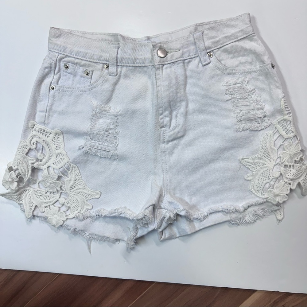 TOBY HEART GINGER WHITE DENIM SHORTS WITH CROCHET/LACE DETAIL sz 6